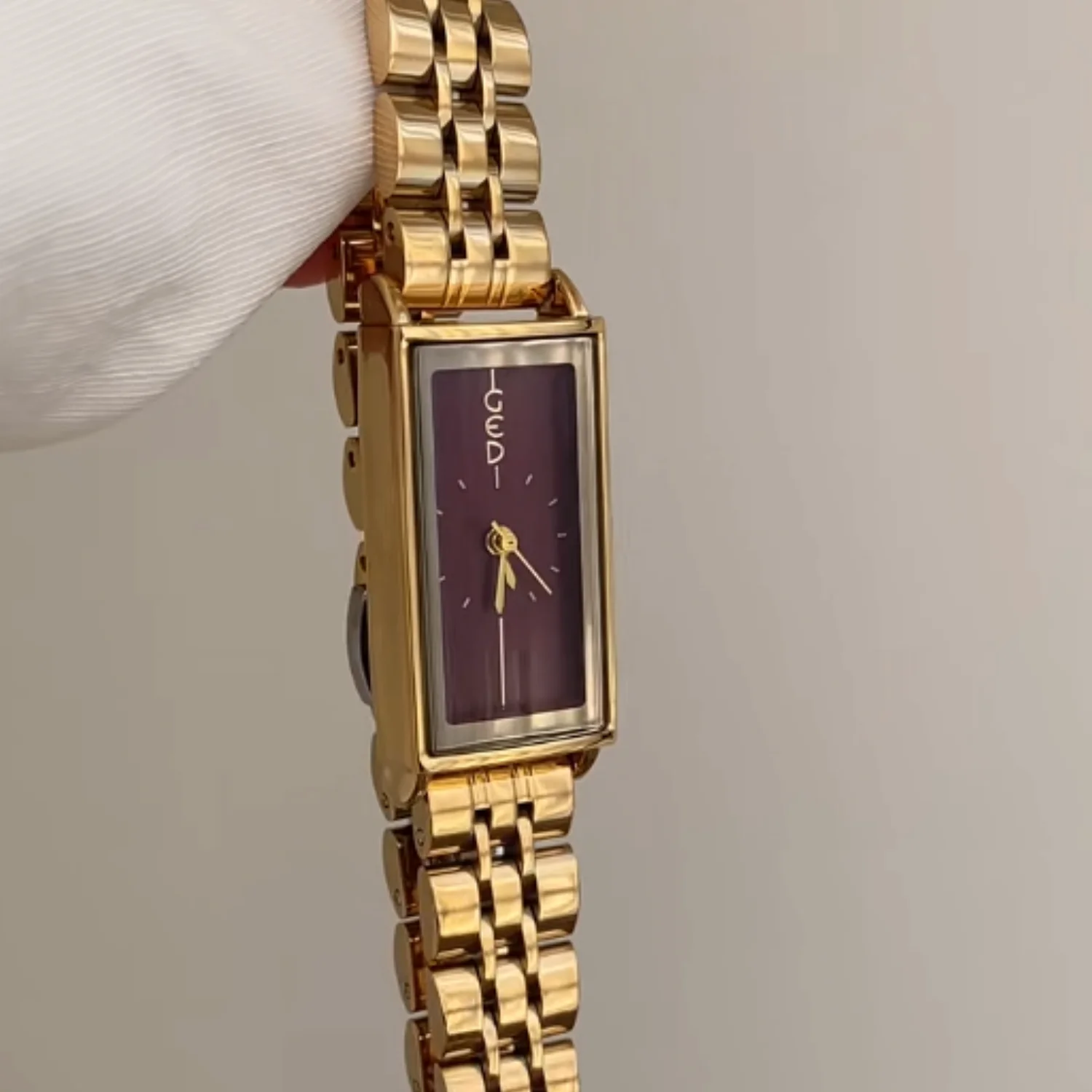 2025 new medieval gold luxury temperament red women's quartz watch workplace art design retro high sense