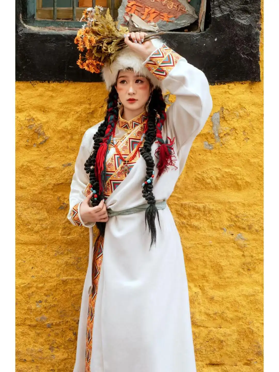 New Tibetan clothing female girlfriends travel photo Tibetan clothing a complete set