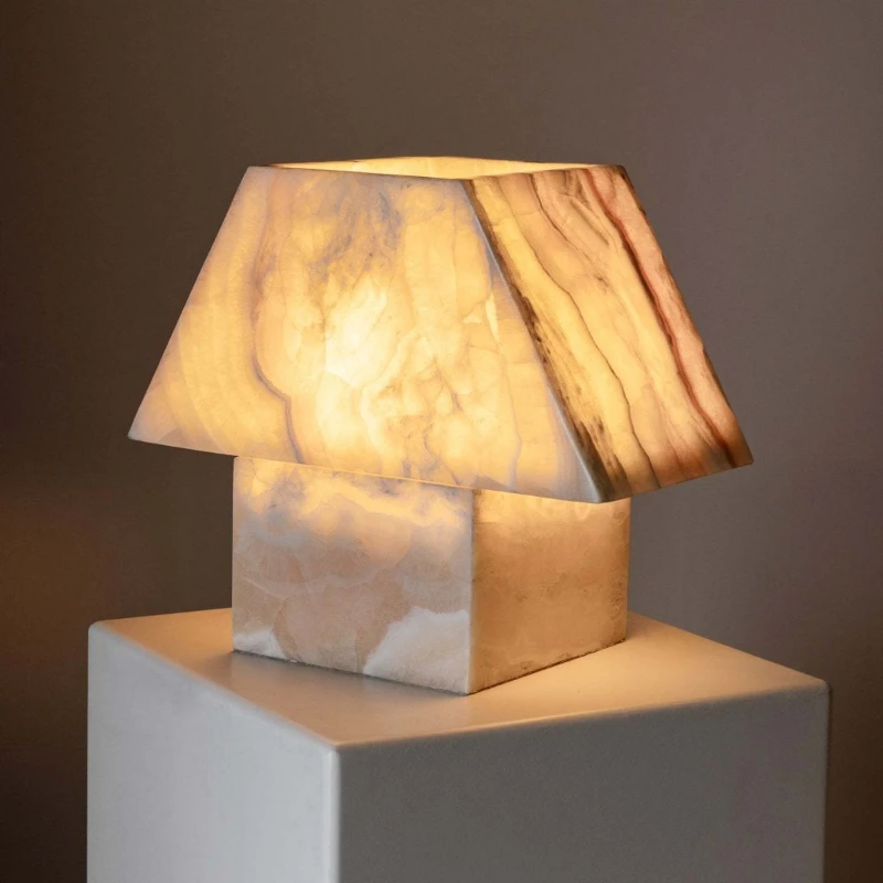 

Настольная лампа-подвеска в стиле ретро с мраморным декором и эффектом древесного шпона, создающая атмосферное освещение