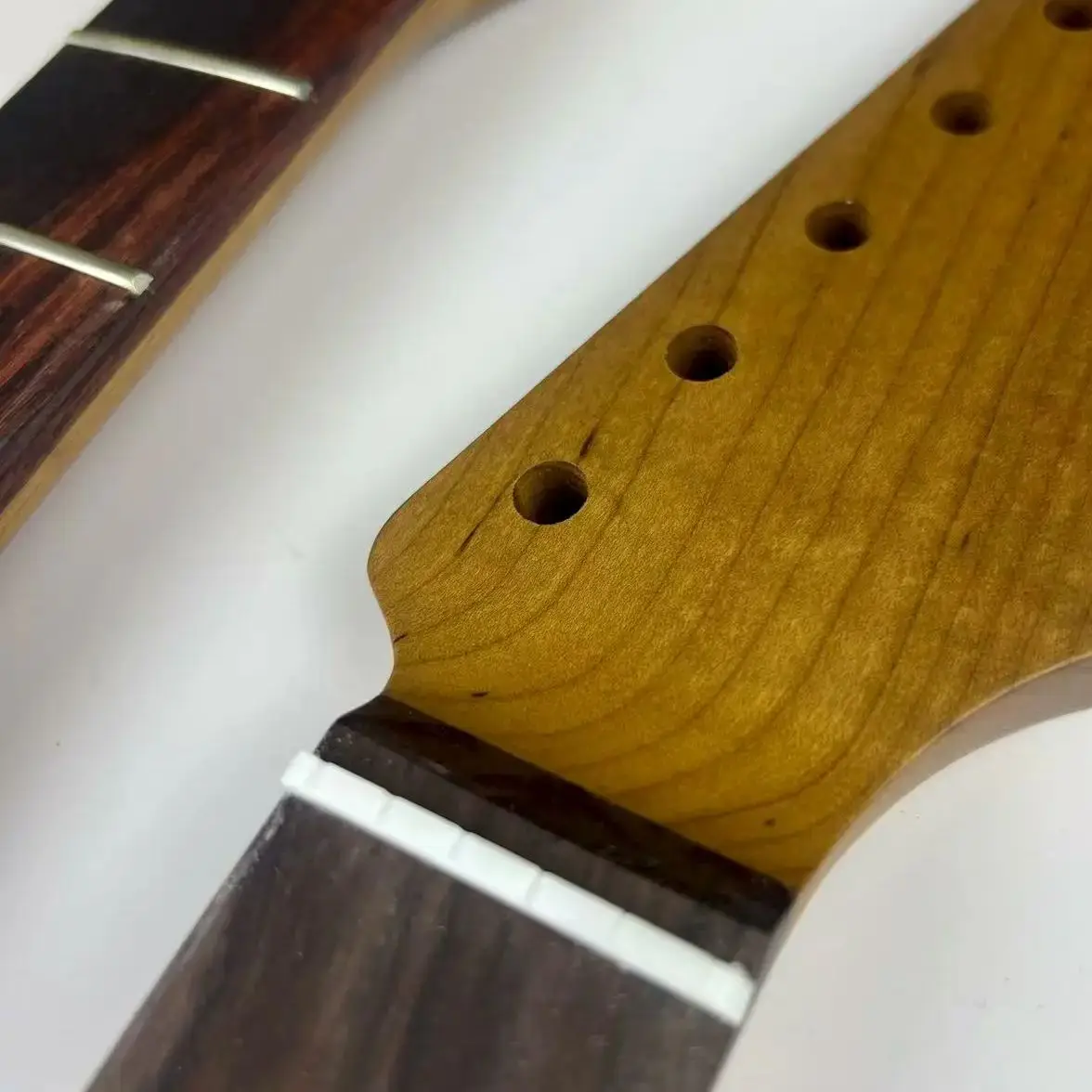 

Vintage Style Electric Guitar Replacement Neck Flame Maple with Rosewood Fingerboard 21 Frets for Enhanced Playability