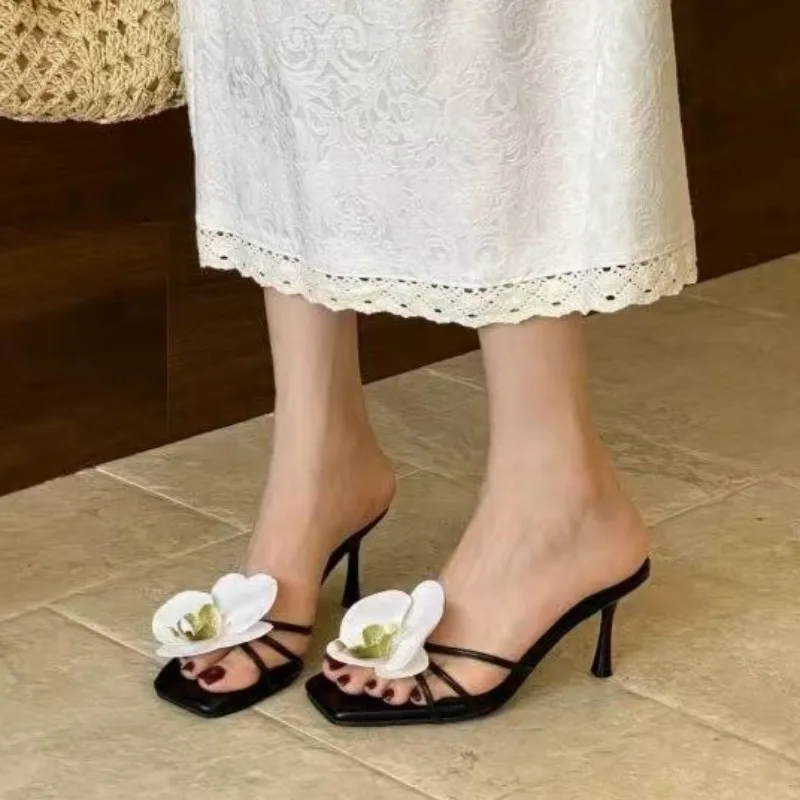 

Летние женские сандалии и тапочки с квадратным носком и цветочным принтом, нескользящие шлепанцы на узком каблуке с перекрестными ремешками