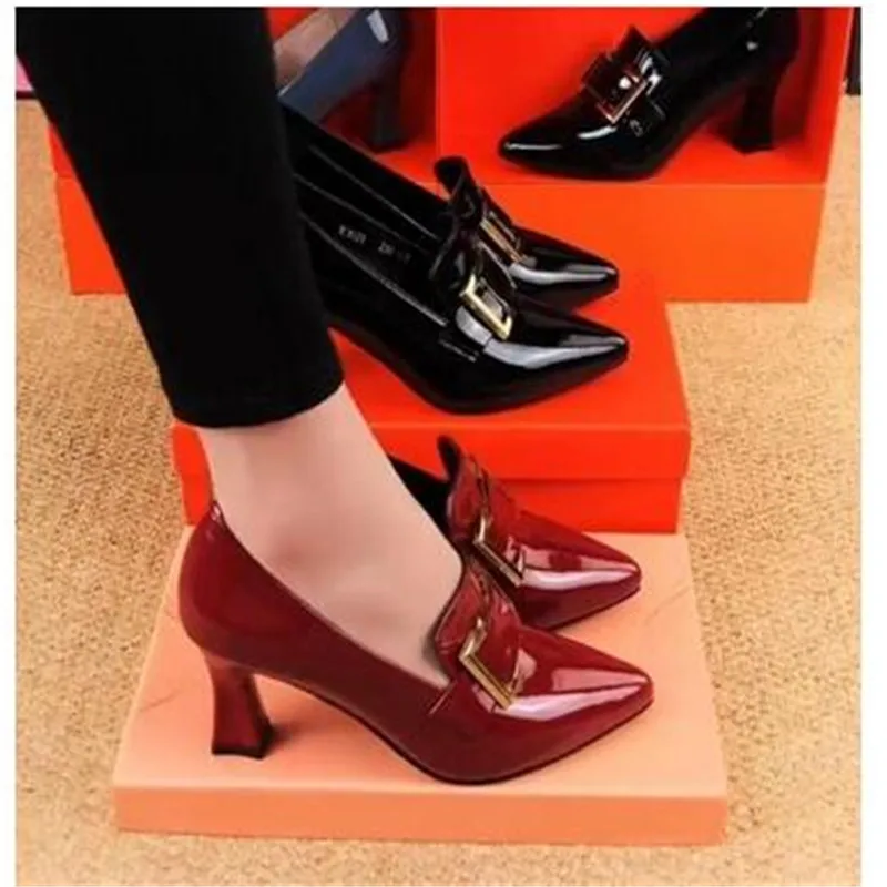 

2023 Pointed Toe Shoes Women's British Style Fashion Square Buckle All-match Thick Heel Patent Leather High Heels Women