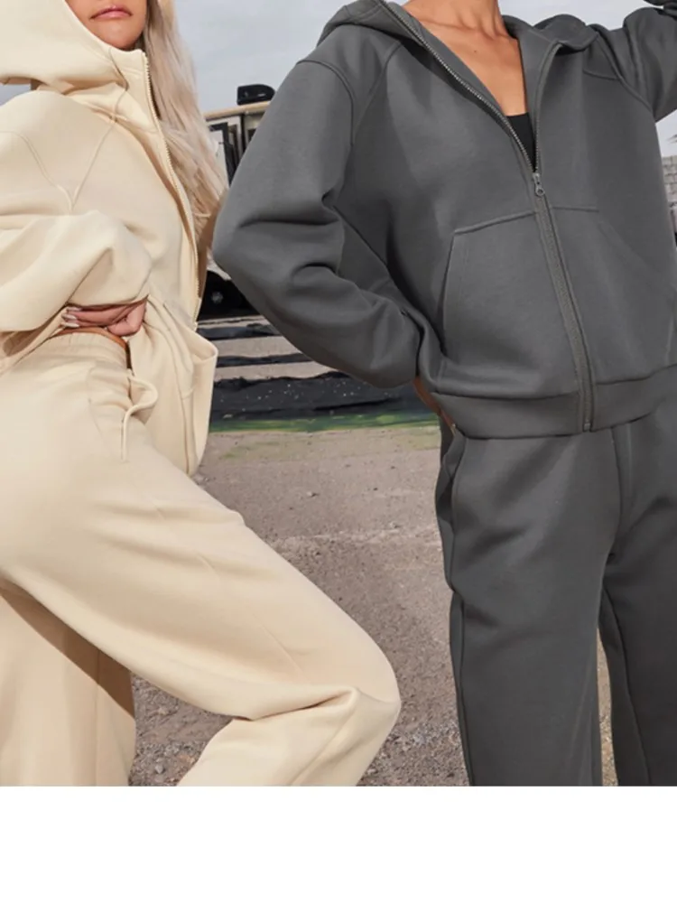 ชุดเซ็ตสองชิ้น เสื้อแขนยาวมีฮู้ดสีพื้นเรียบง่ายสำหรับฤดูใบไม้ร่วงและฤดูหนาว พร้อมกางเกงขายาวผูกเชือก สไตล์ลำลองใส่สบายสำหรับผู้หญิง