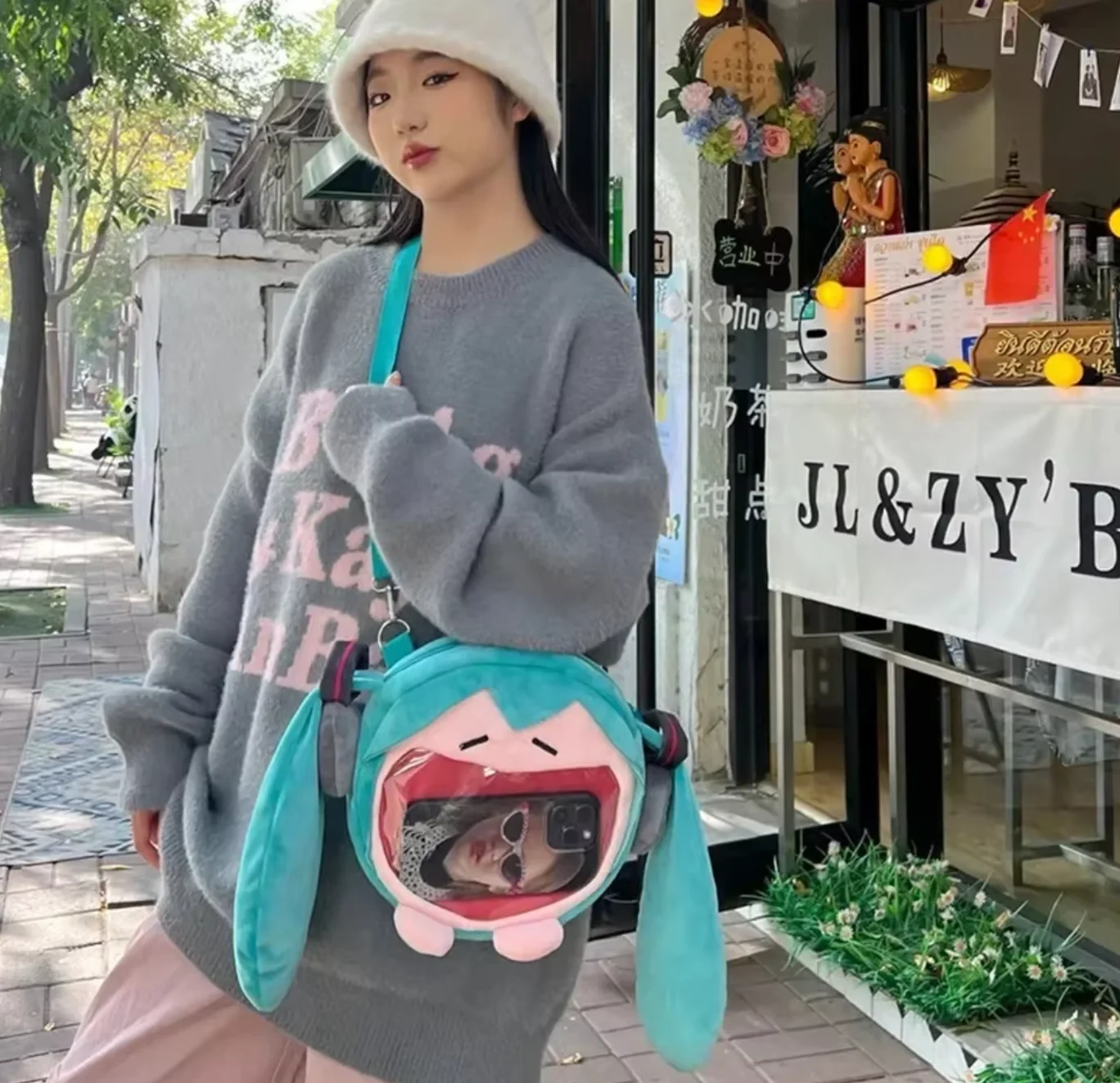 กระเป๋าสะพายไหล่ฮัตสึเนะ ขนาด 24×22 ซม. กระเป๋าเป้สะพายหลังลายการ์ตูนอนิเมะน่ารัก กระเป๋าผ้ากำมะหยี่ลายการ์ตูนคาวาอี้ กระเป๋านักเรียน ของขวัญสำหรับเด็ก ของเล่น