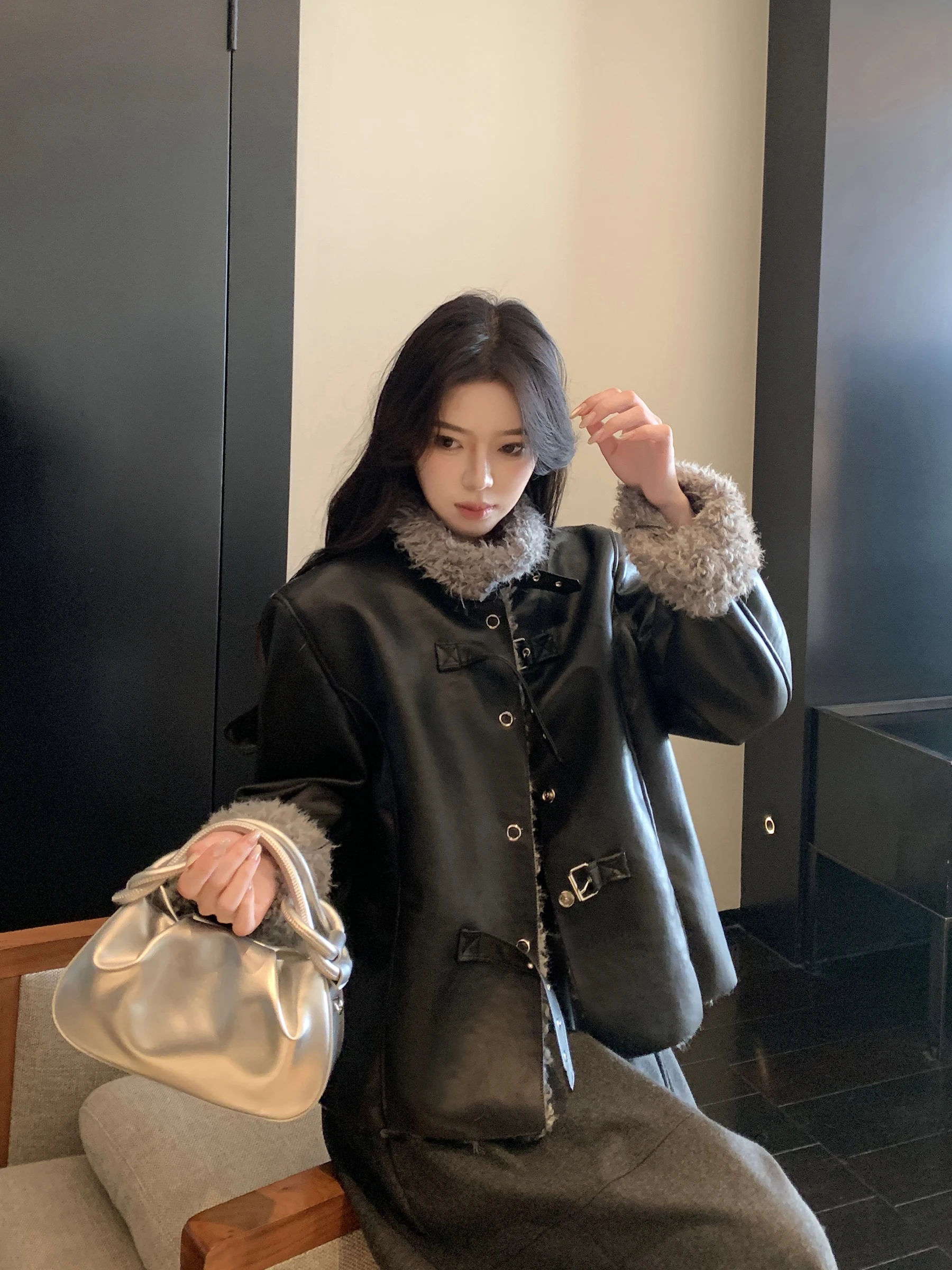 Buou 레트로 블랙 퍼 가죽 바이커 재킷 여성용 숏 코트 고급스러운 느낌의 패셔너블한 여성 아우터웨어