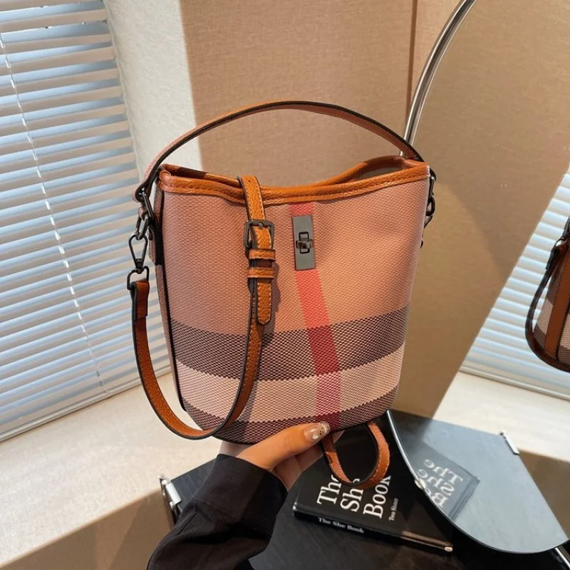 

Sophisticated Women Leather Handbag With Detachable Strap Convertible To Shoulder Bag Or Elegant Clutch