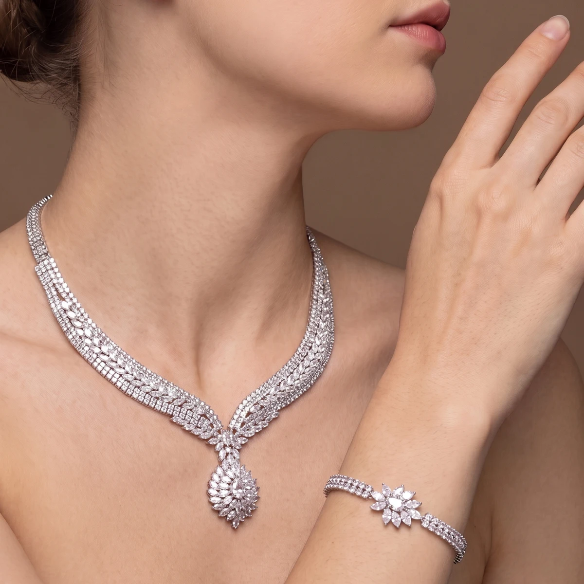 1 Set of Luxurious and Elegant Jewelry Set with Sparkling Cubic Zirconia and V-Shaped Flower Cluster Design, Suitable for Women to Wear at Weddings and Banquets. Gift Box Not Included