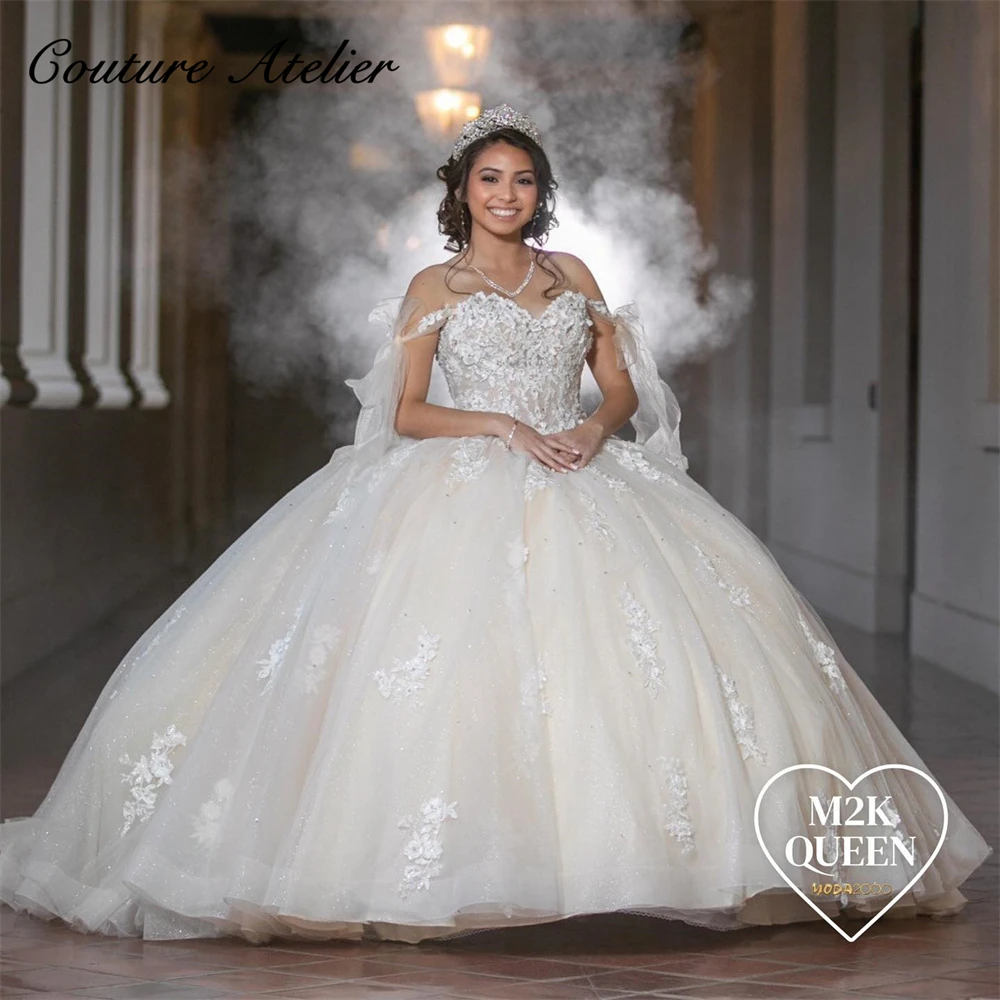 Weiße Spitzenapplikationen mit Perlen, schulterfrei, Quinceanera-Kleider, Ballkleid-Hochzeitskleid mit Umhang, süßes 15-/16-Kleid nach Maß