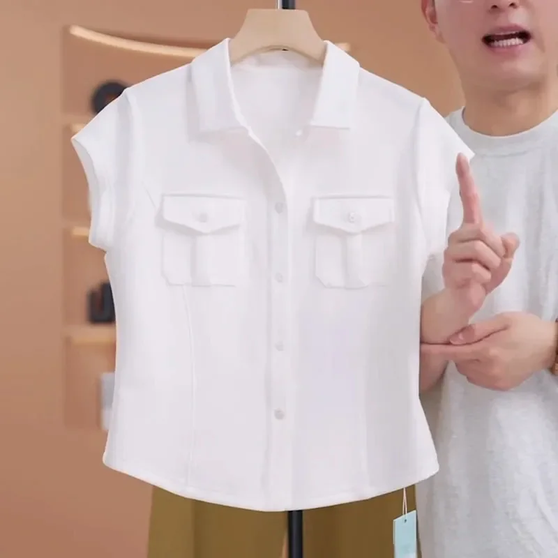 

Женская белая рубашка с коротким рукавом и воротником — приталенная офисная блузка с двумя карманами