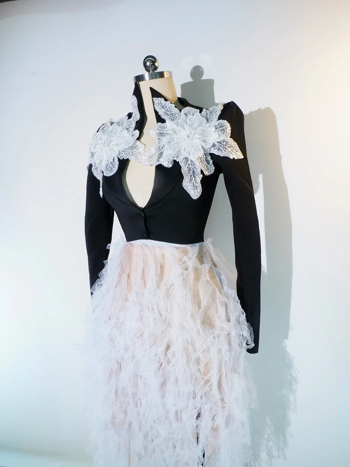 Nocturne Gala ชุดสีดําลึก V สีขาว Chantilly ลูกไม้ Cloud Tulle กระโปรงชุดราตรี Soiree Dinner Party สวมใส่อย่างเป็นทางการ ​