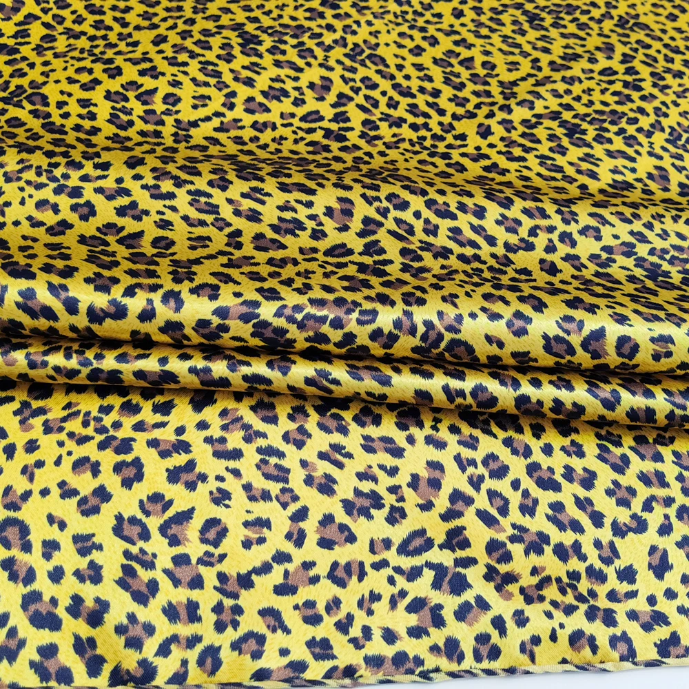 1 Meter x 1,48 Meter Afrika-Leopardenmuster Satinstoff für Schals, Kleider, Pyjamas und Futter – Detail 33