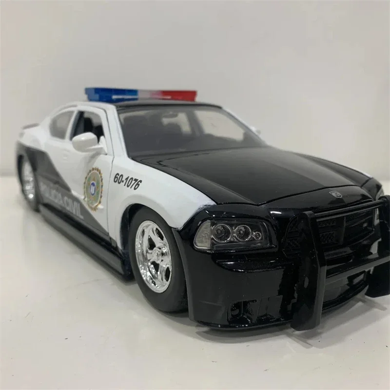 Jada1:24 2006 Dodge Charger coche de policía de alta simulación, coche fundido a presión, modelo de aleación de Metal, juguetes para niños, regalos de colección