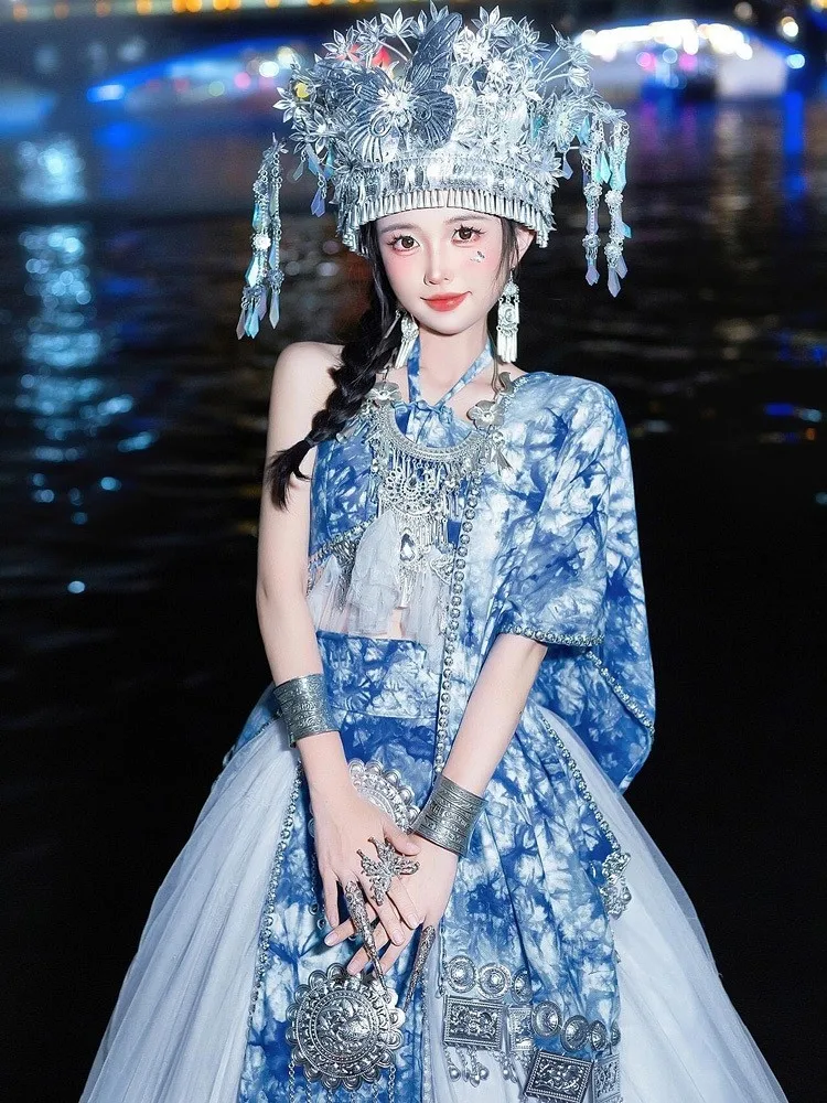 

New tie-dyed ethnic costume for women's performance dress model photo shoot