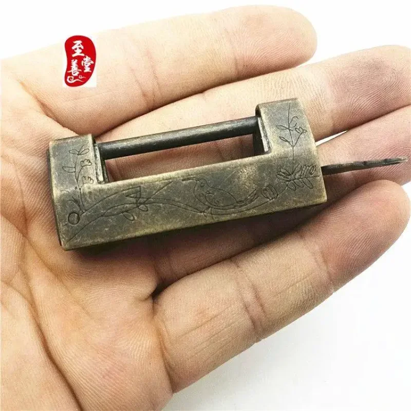 

Antique collection antique copper pocket small happy eyebrows copper lock antique old lock can be used normally