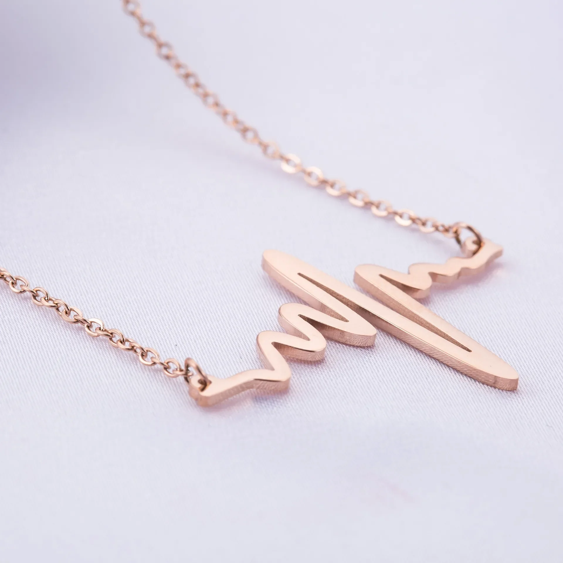 Простое и универсальное женское колье на ключице, колье в форме сердца ЭКГ.