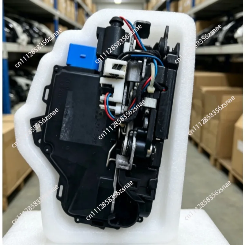 Second-hand car dismantling parts are for Bentley car door block lock machine Phaeton car door self-priming lock block