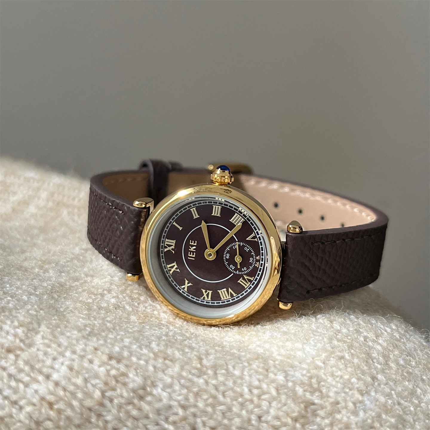 

Advanced round temperament watch for women in autumn and winter, paired with niche exquisite belt commuting women's watch