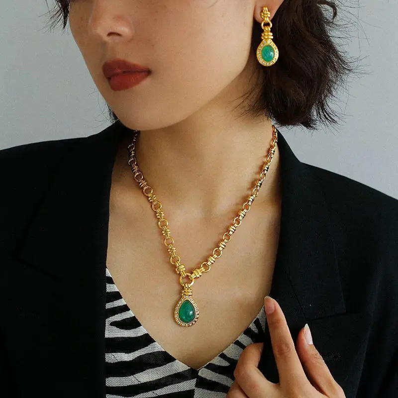 Designer Luxury Vintage Gold-Plated Green Gemstone Women's Jewelry Set Fashion Jewelry Women's Necklace Earrings Two Piece Set