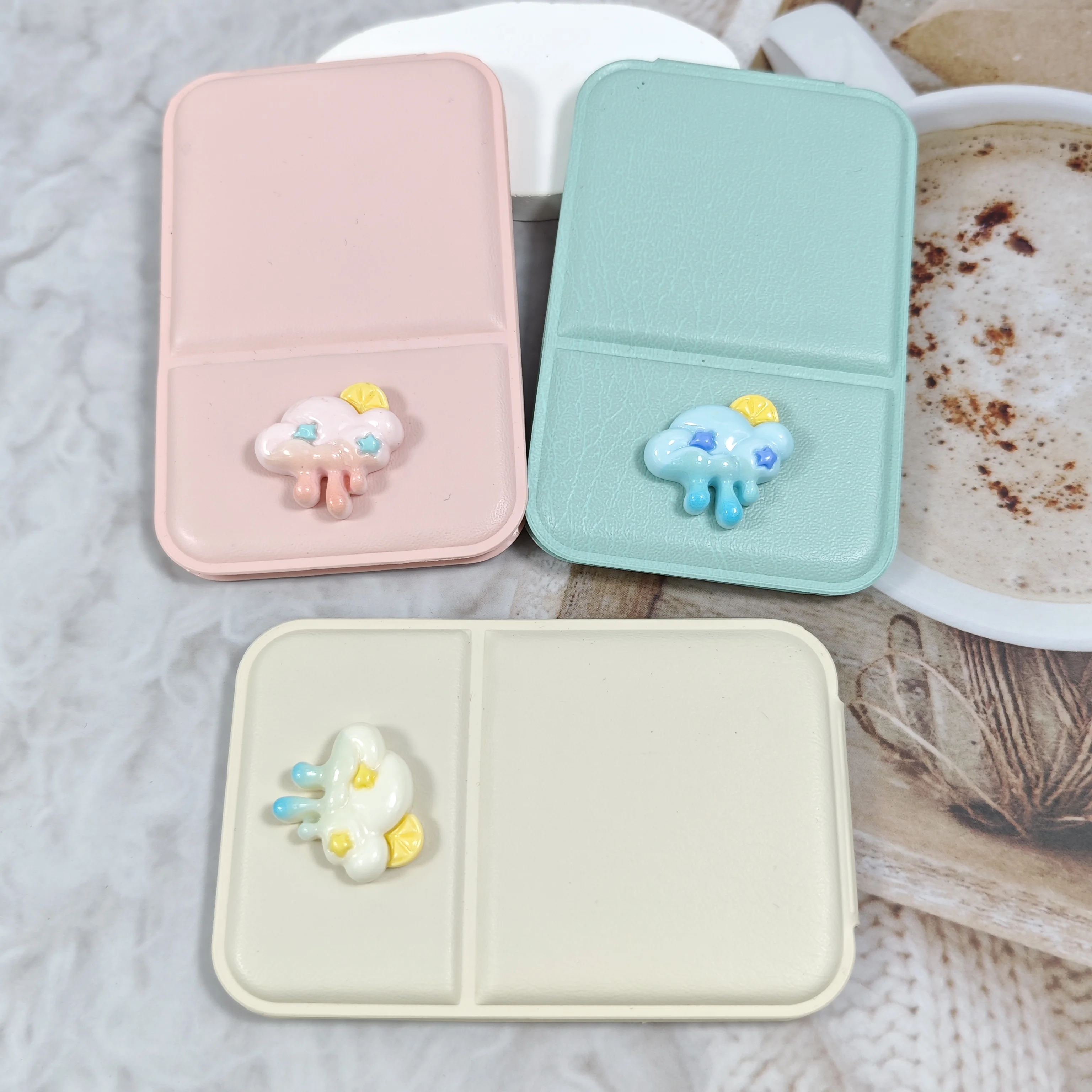 The New Color Cloud Makeup Mirror Is Portable, Foldable, Handheld, Desktop And Upright Mini Mirror