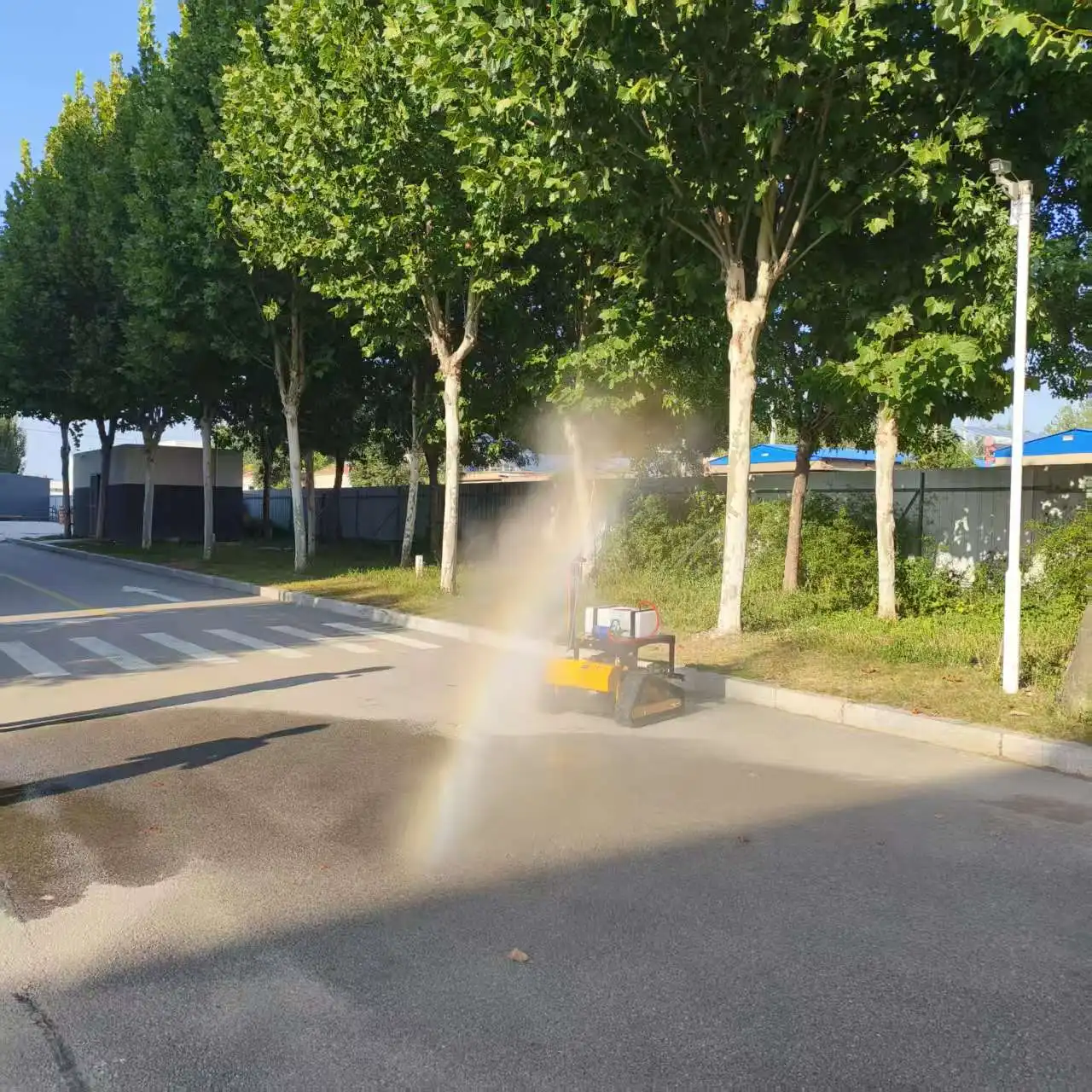 دعم التخصيص ودعم OEM لجزازات العشب للتحكم عن بعد والتي يمكن تجهيزها بخاخات ومجارف الثلج.