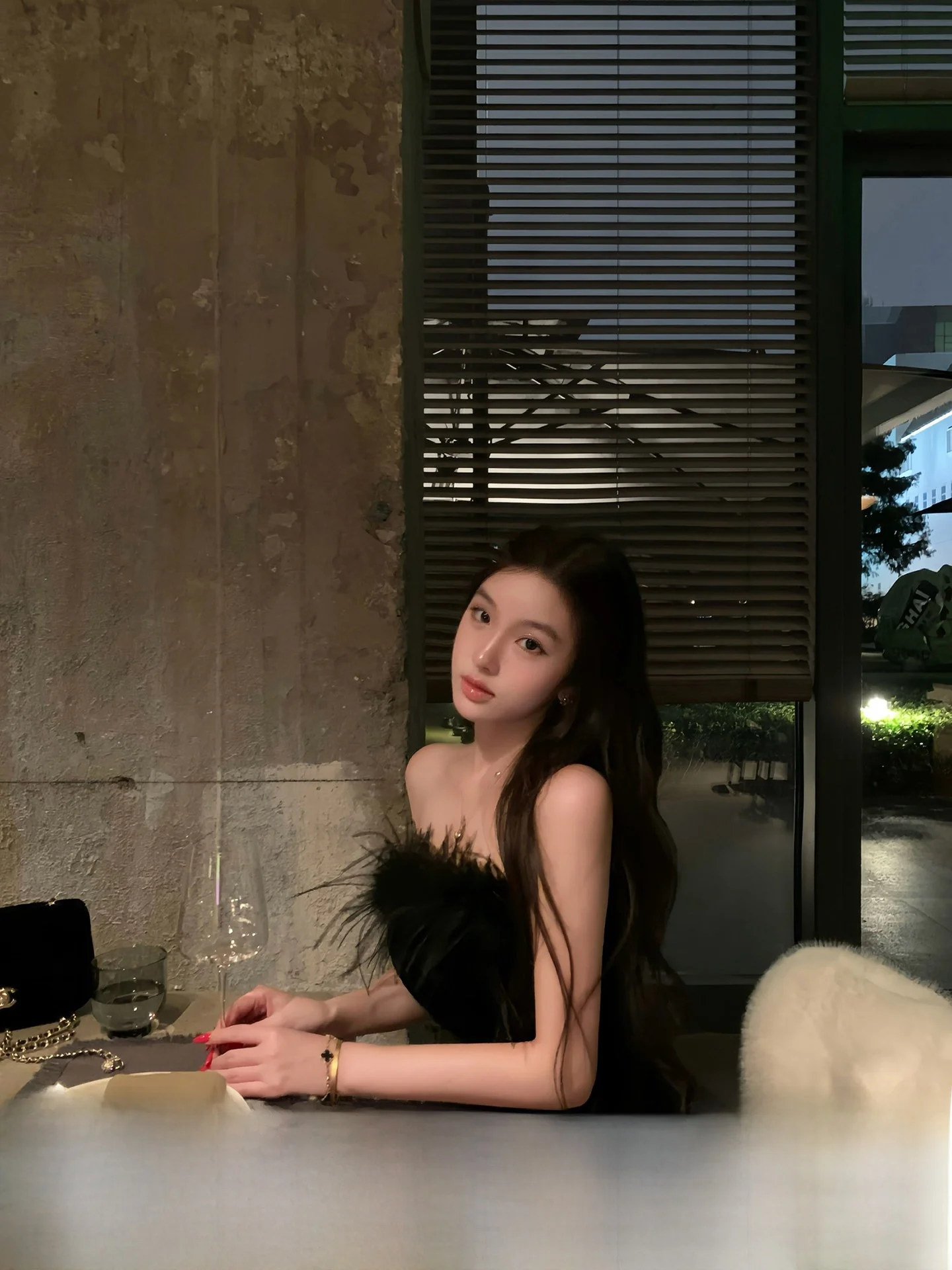 

Черный бархатный укороченный топ и комплект с юбкой для женщин: модный повседневный костюм из утолщенного полиэстера с воротником-стойкой, производство Китай