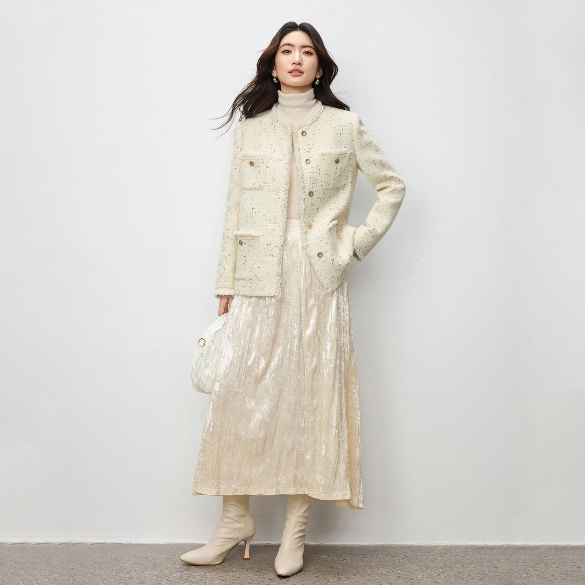 เสื้อแจ็คเก็ตผู้หญิง SENTUBILA รุ่นปี 2025 สำหรับฤดูหนาว คอทรงโอ แขนยาว แบบควิลท์ แฟชั่นสีพื้น ทรงหลวม เสื้อคลุมสำหรับผู้หญิง รุ่น 154W80330