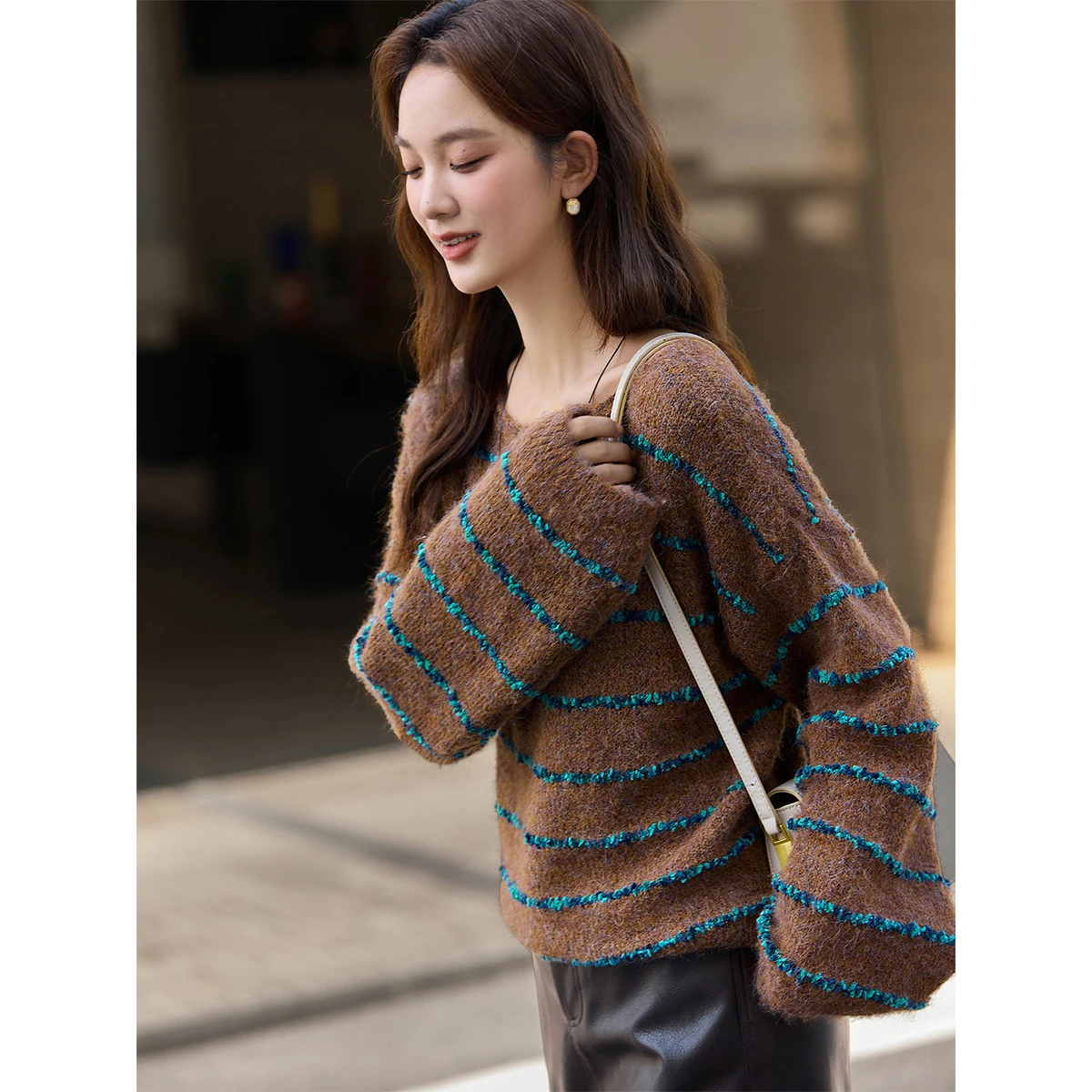 VIMLY Ontspannen gestreepte gebreide trui voor dames 2025, herfst, schuine hals, contrasterende kleur, ontwerp, truien, luie stijl, zachte trui 30398