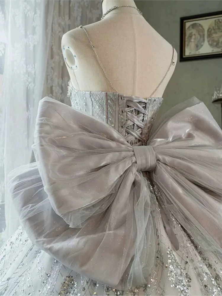 Een nieuwe stijl van lichte luxe en niche-hostjurk voor volwassenenceremonie, kunstexamen uit de zware industrie