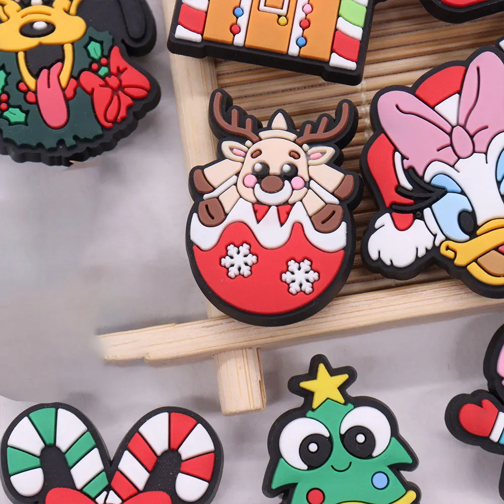 Sandal Natal isi 25 buah, sandal kartun Miniso Disney Mickey Minnie Donald Duck Pluto Stitch sandal PVC Natal, hiasan sepatu taman, hadiah Natal