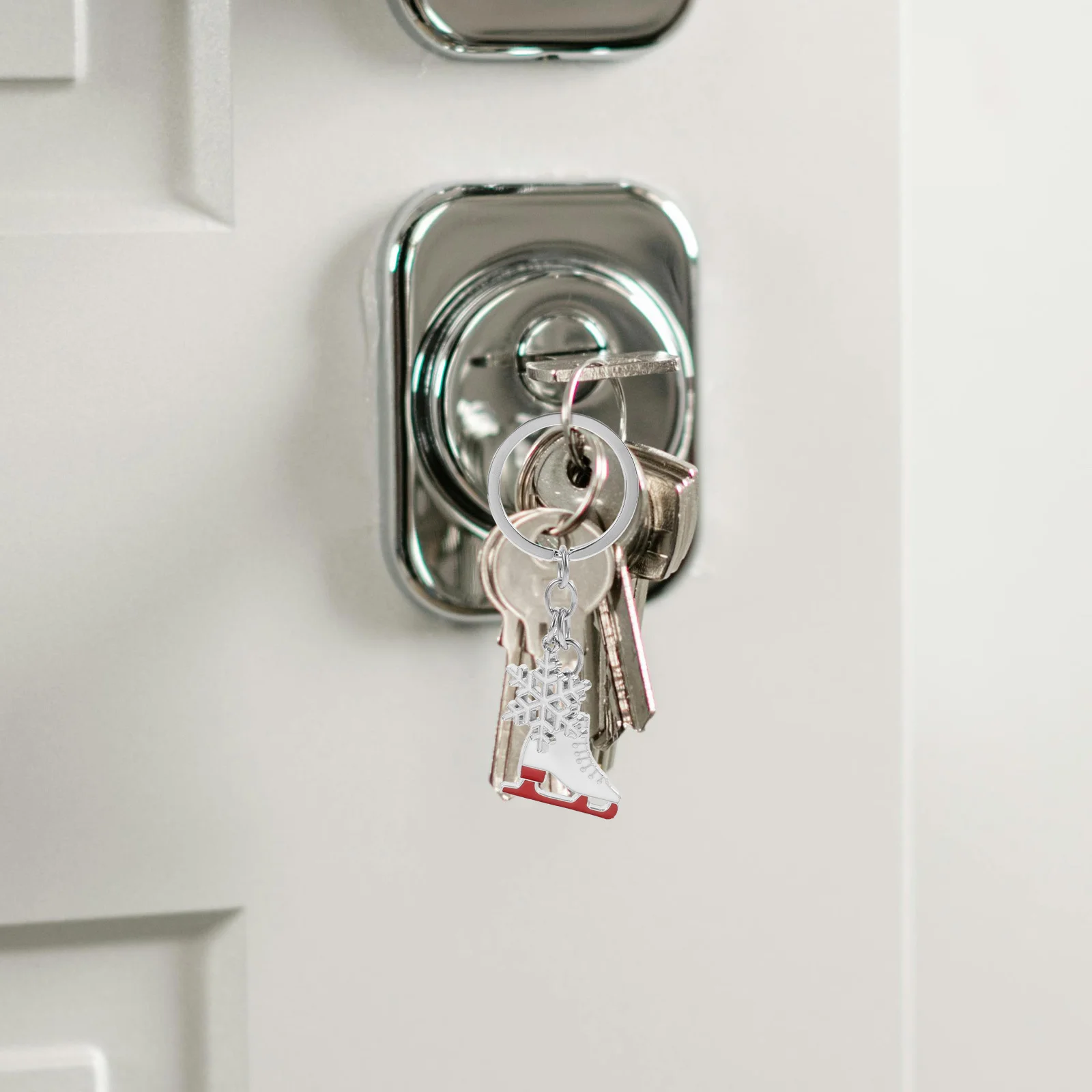 

2Pcs Cute Ice Skating Shoe Keychain Snowflake Pattern Bag Key Ring Skating Accessories Party Favors Snowflake Keychain