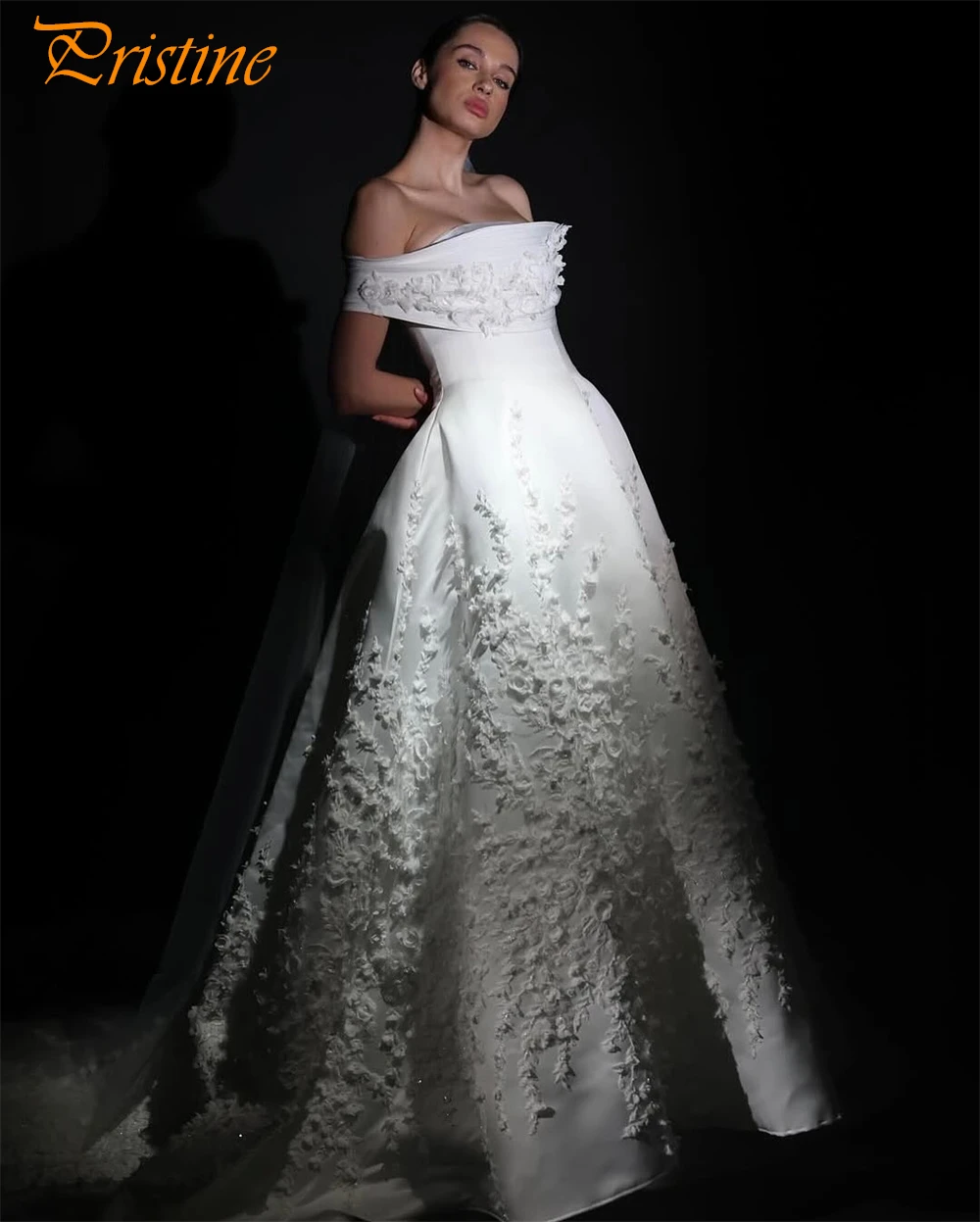 ชุดแต่งงานสไตล์โบฮีเมียนสีขาวแบบเรียบง่าย คอเรือ เปิดไหล่ ทรงเอไลน์ พร้อมชายกระโปรงยาว