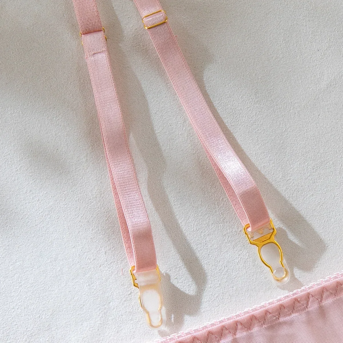 สีชมพูหวานดอกไม้ปักชุดชั้นในชุดผู้หญิง Pure Desire เครื่องแต่งกายแปลกใหม่ชุดหญิงเซ็กซี่ตาข่ายมุมมอง Fishbone ชุดชั้นใน