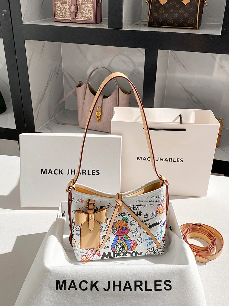 

Popular and Luxury Tote Bag with Charming Decoration Graffiti and Pendant Women's Versatile and Fashion Handheld Crossbody Bag