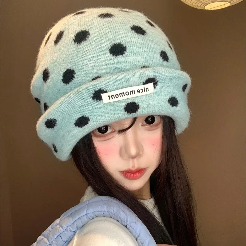 Koreanische blaue, gepunktete Strickmütze für Damen, Herbst- und Winter-Outdoor-Warmmütze, große Kopfbedeckung mit Ohrenschutz, Skull-Beanie-Mütze – Detail 1