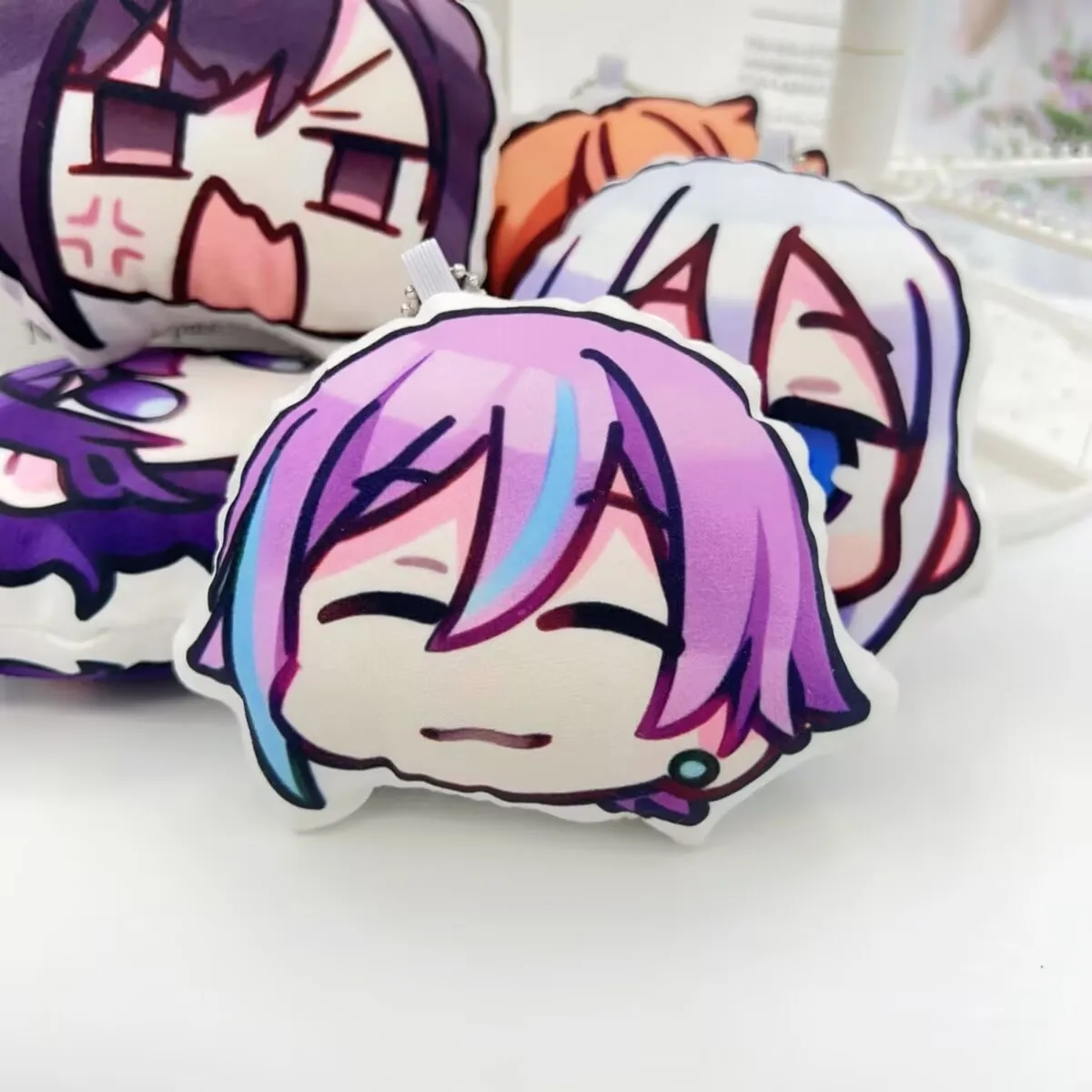 La mercancía "World Project" para los nuevos estudiantes comienza del año escolar presenta un colgante de felpa, almohada, llavero y habilidades sociales.