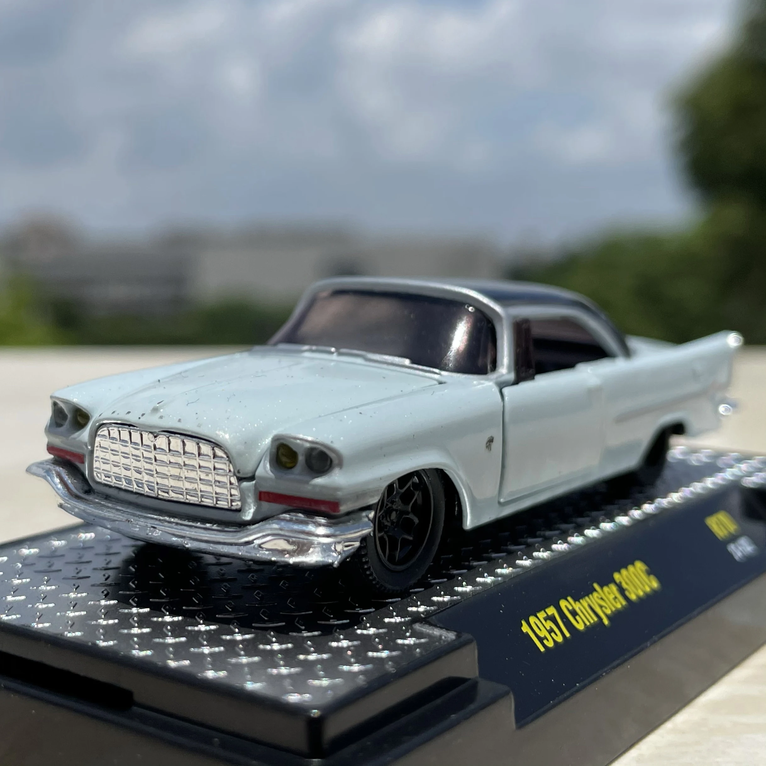 1:64 Scale Diecast Alloy 1957 Chrysler 300c Toys Vintage Cars Model Classics Nostalgia Adult Gifts Souvenir Static Display