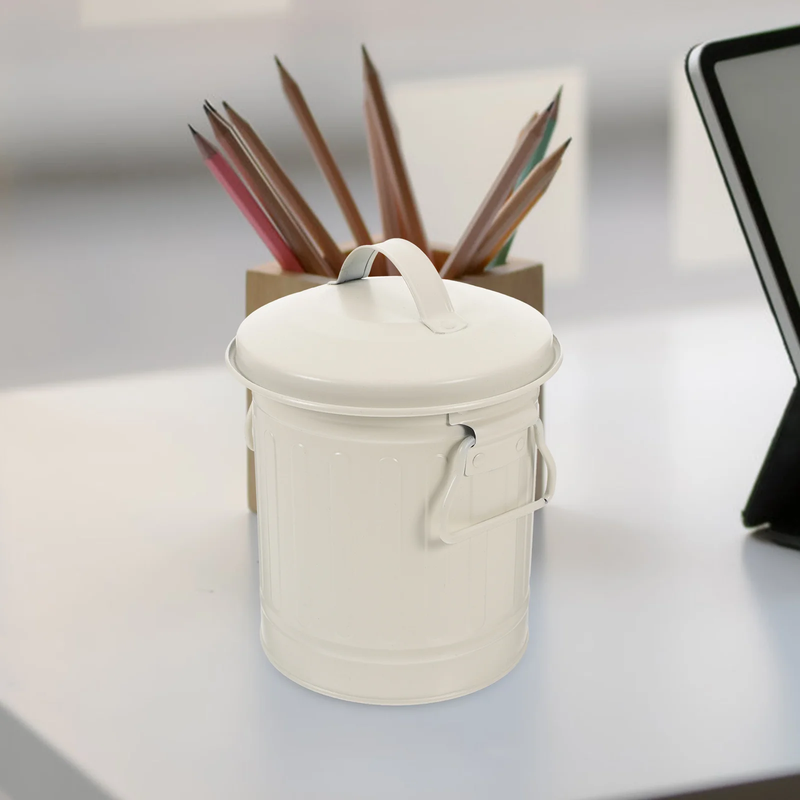 Vintage Iron Desktop Pen Holder Trash Can Retro Small Metal Waste Basket Office Mini Trash Bin Decorative Pencil Bucket