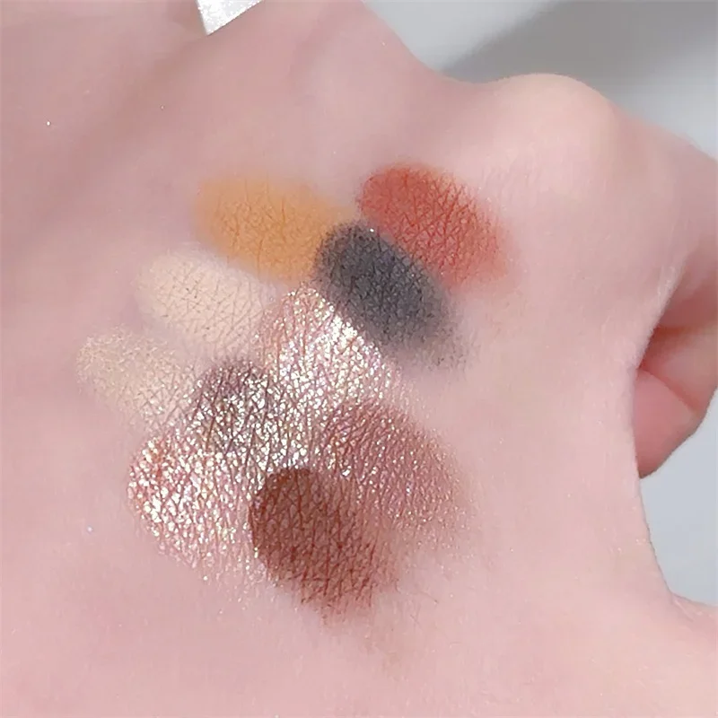 Tavolozza di ombretti Love da 10 colori Velluto opaco e effetto luccicante Piatto di ombretti marrone rosa Crea un trucco multifunzionale