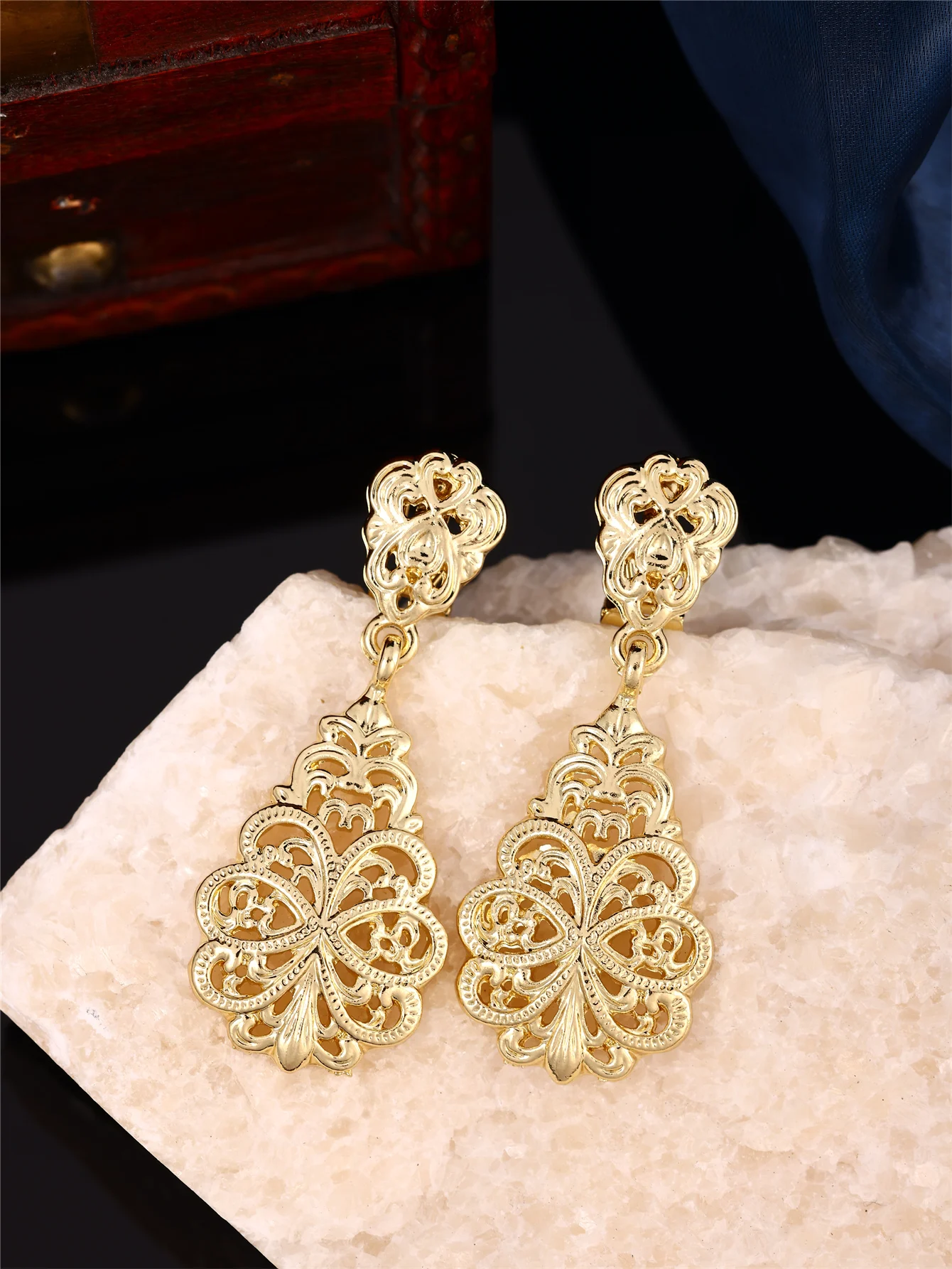1 Pair Court Retro Women Earrings, Hollow-Carved with Exquisite Patterns, Ladies' Daily & Banquet Jewelry