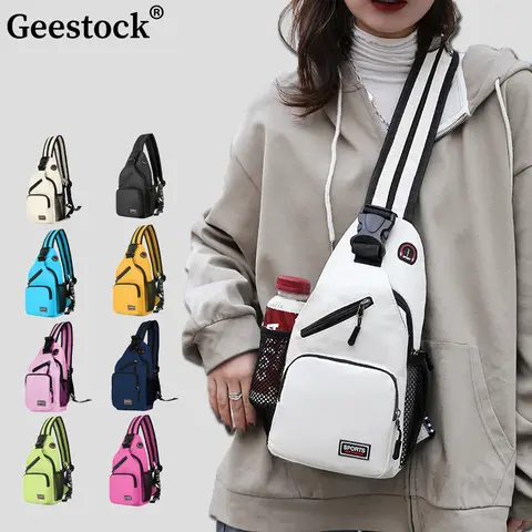 Geestock 여성용 소형 크로스 바디 슬링 백 – 미니 여행 및 스포츠용 가슴 가방, 이어폰 구멍이 있는 메신저 백