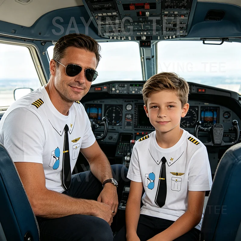 Y2k Flugzeugliebhaber Die Pilotenuniform Grafik-Bekleidung für Männer und Jungen, Personalisiertes Flugzeugpiloten-T-Shirt aus weicher Baumwolle mit kurzen Ärmeln – Detail 3