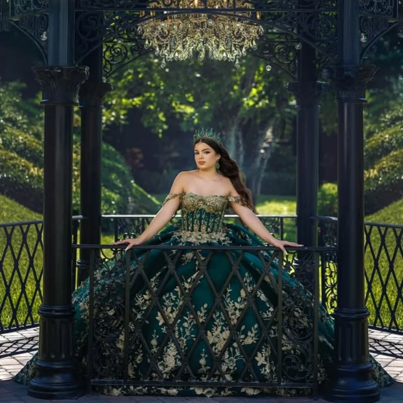 Sukienki Quinceanera w kolorze czarnozielonym na zamówienie, z odkrytymi ramionami, kryształowymi aplikacjami i długim trenem, Vestido 15 Quinceanera