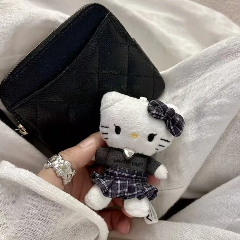 Sanrio coração gargantilha feminino olá kitty preto xadrez brinquedo de pelúcia chaveiro kawaii scooter esporte gatinho boneca mochila de pelúcia charme