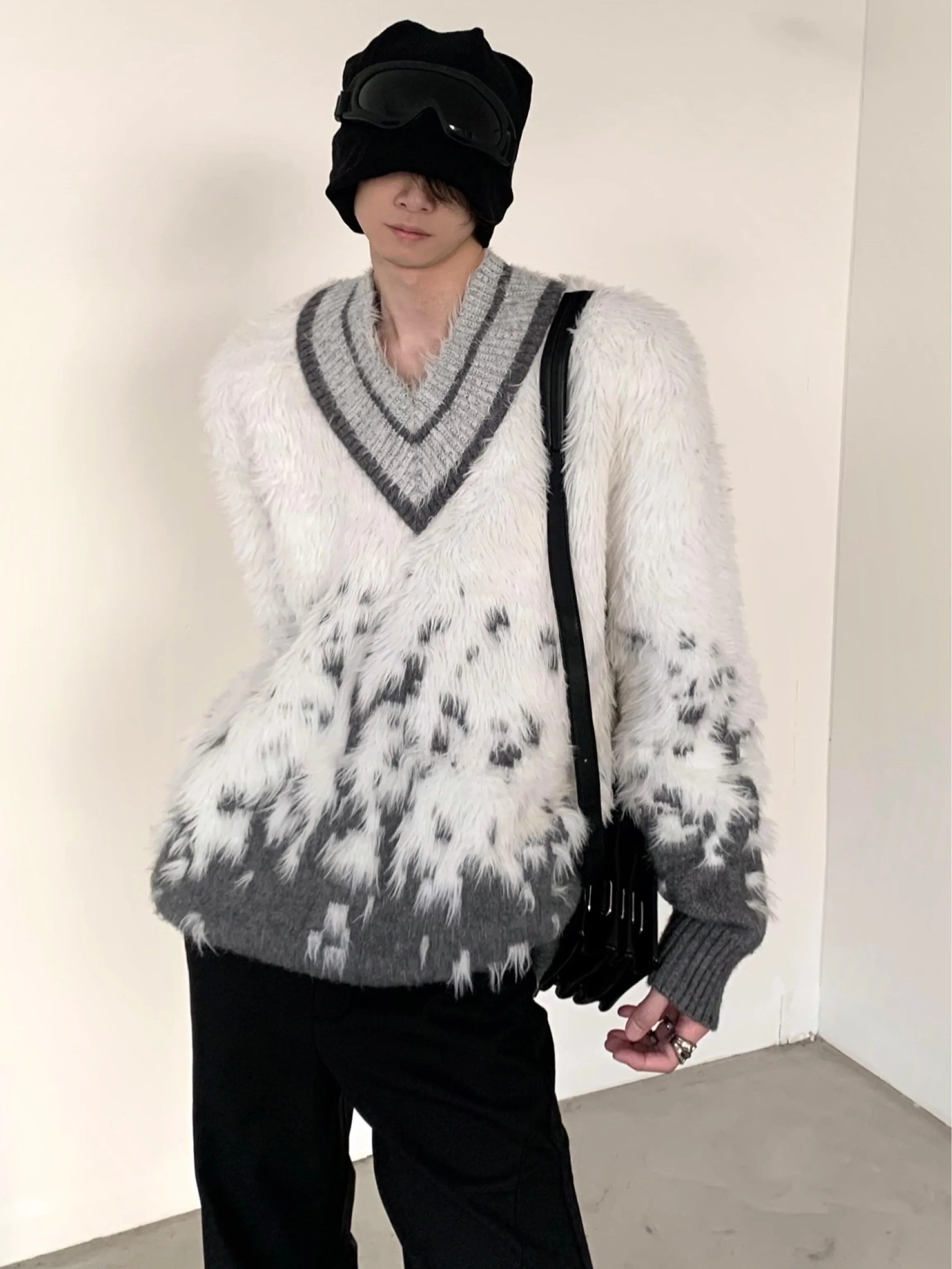 Autumn Mountain Wind Gradient Design Men's Knitted Sweater V-Neck Mink Atmosphere Sensation Lazy Winter High-End Feeling