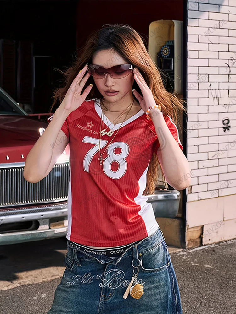 2025 صيف جديد خمر الأحمر رقم 78 طباعة المرأة تي شيرت الخامس الرقبة المرقعة قصيرة الأكمام كرة قدم رياضية جيرسي Y2K القمم المتضخم #3