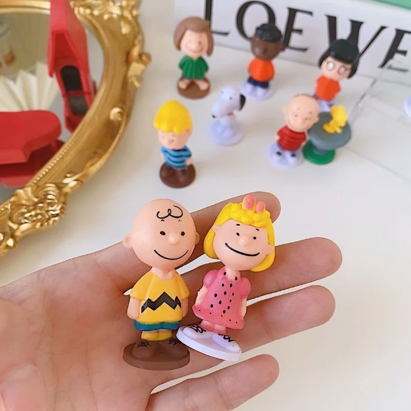 Ins estilo lindo Snoopy dibujos animados kawaii adornos conjunto completo 12 Uds muñeca de dibujos animados figura de escritorio decoración regalo de cumpleaños al por mayor