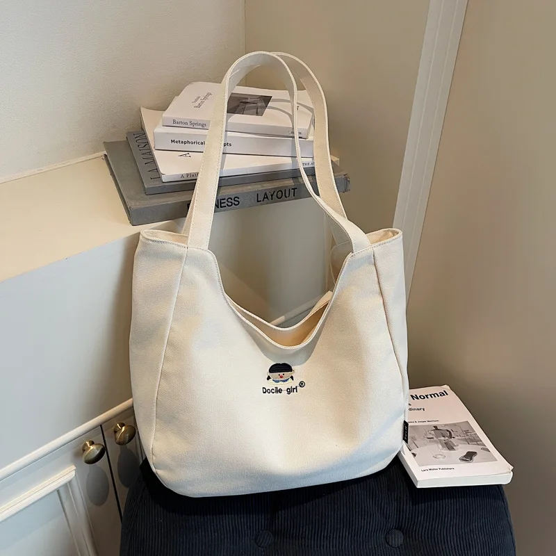 

Стильная минималистичная большая сумка для женщин. Большая сумка на плечо. Однотонная вышивка. Повседневные и универсальные сумки для хранения.