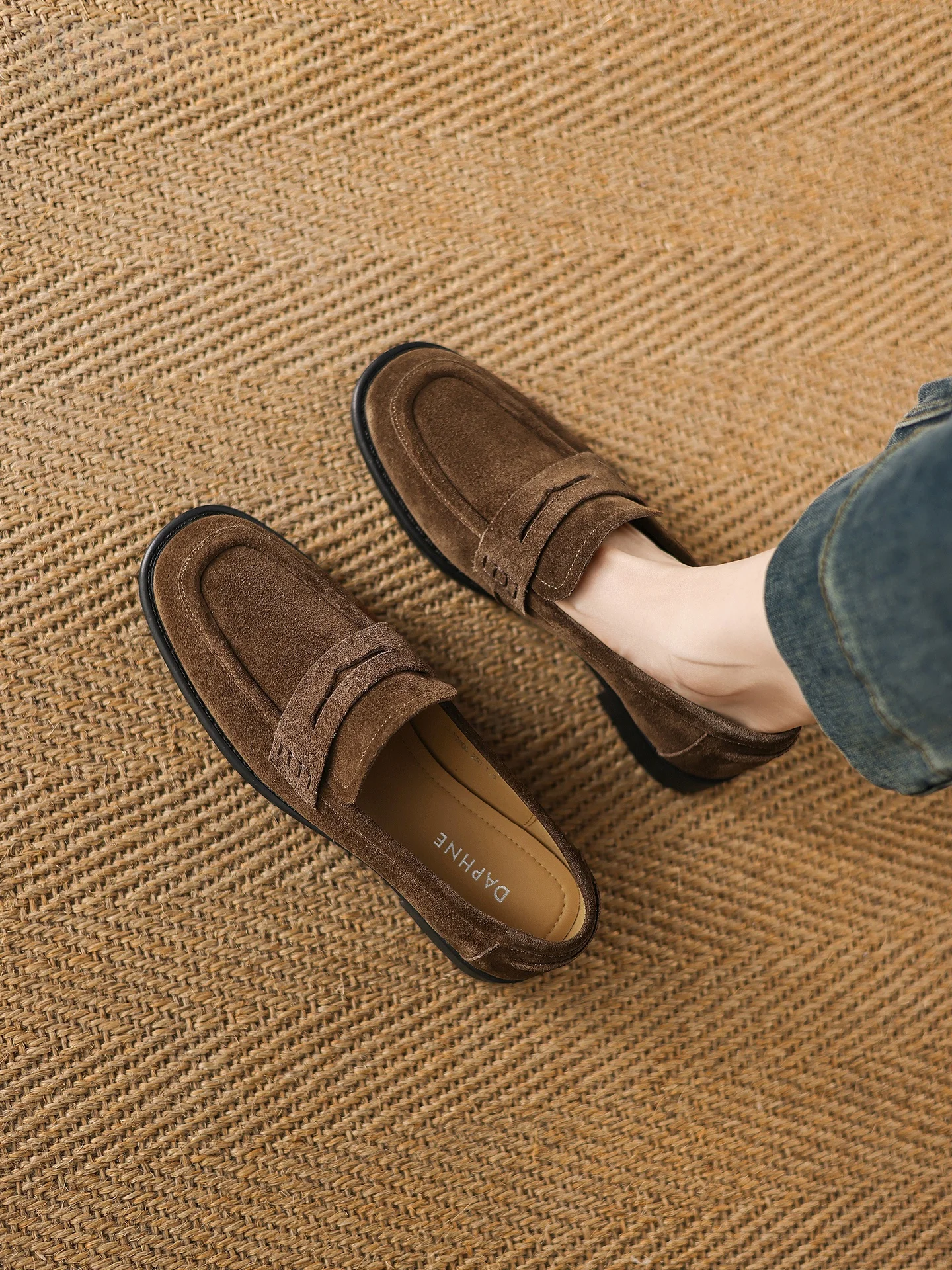 

Женские повседневные туфли-лоферы Daphne Velvet Brown на плоской подошве с круглым носком, резиновой подошвой и тканевой подкладкой, без застежек, модная обувь