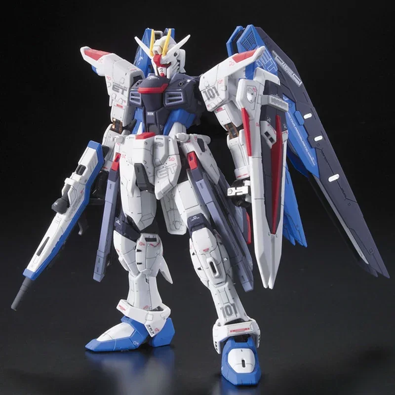 Original bandai gundam anime figura rg 05 1/144 ZGMF-X10A semente liberdade gundam 61614 modelo de montagem anime ornamentos figura