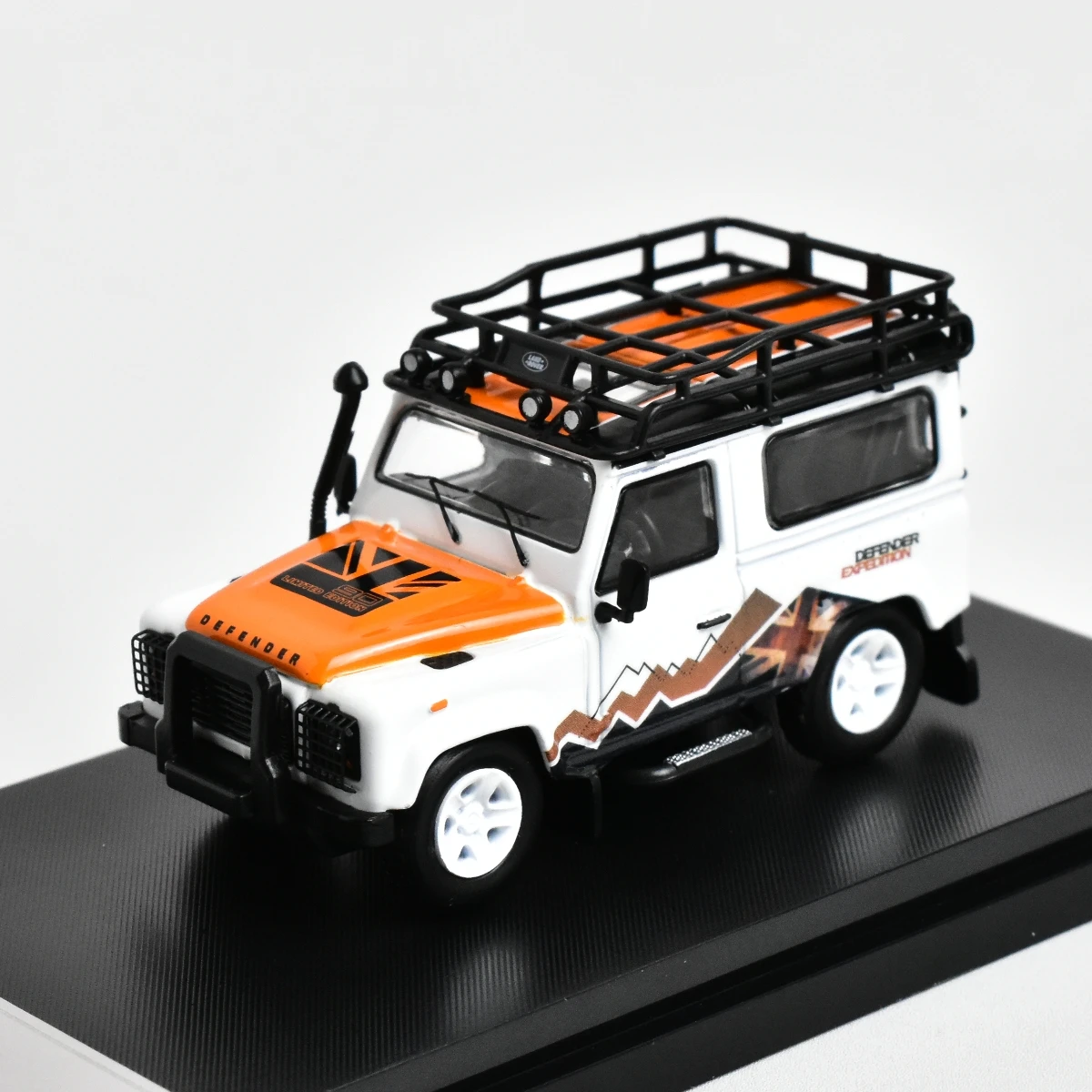 Master 1:64 The Defender 90 Diecast Model Car